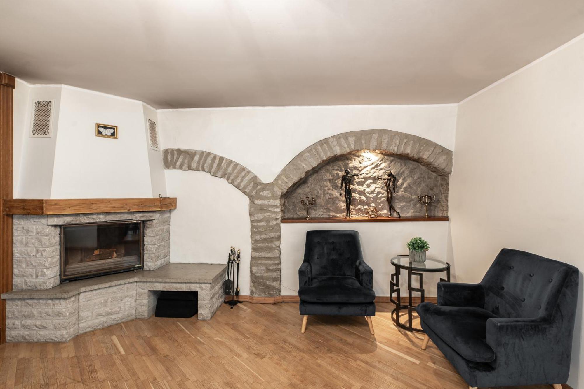 Airhome - Old Dominican Monastery